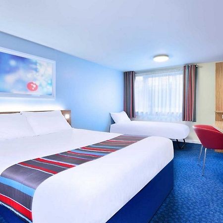 Travelodge London Raynes Park Extérieur photo