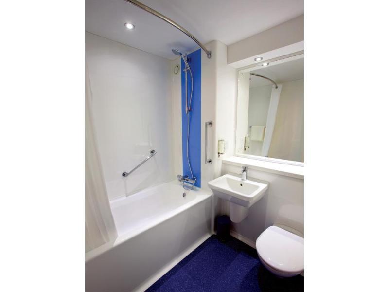 Travelodge London Raynes Park Extérieur photo