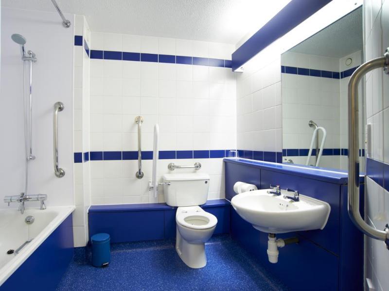 Travelodge London Raynes Park Extérieur photo